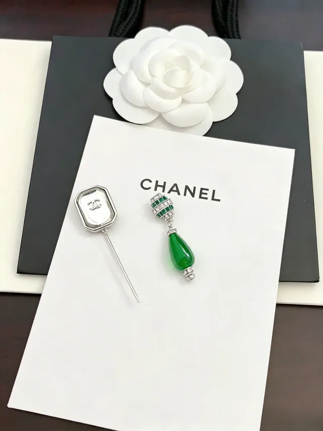 شانيل أوتاغونال CC Logo حجر أخضر وماس بروش 3