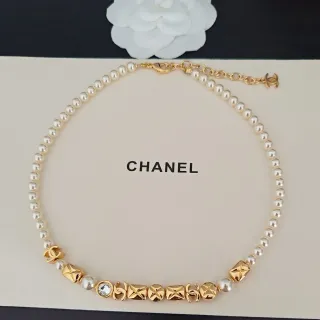 Chanel मोती और Gold-Tone CC मोटिफ हार