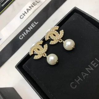 Chanel मोती CC ड्रॉप ईयरिंग्स
