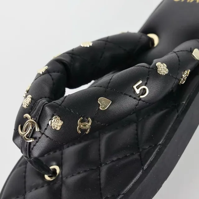 Chanel Pantoufles à plateforme noir matelassées à clous métalliques 5