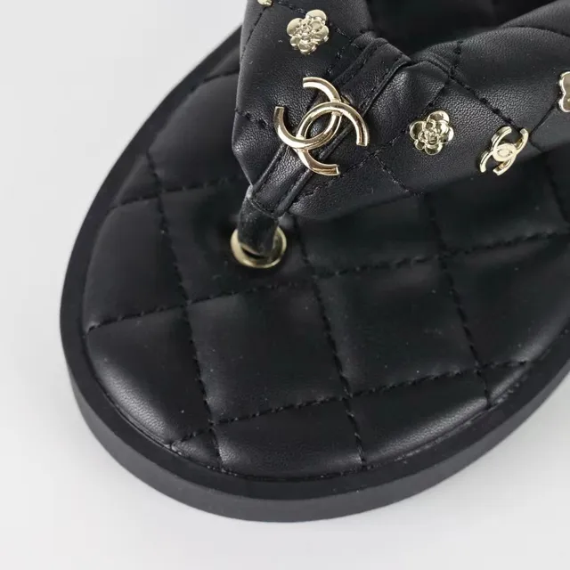 Chanel Pantoufles à plateforme noir matelassées à clous métalliques 6