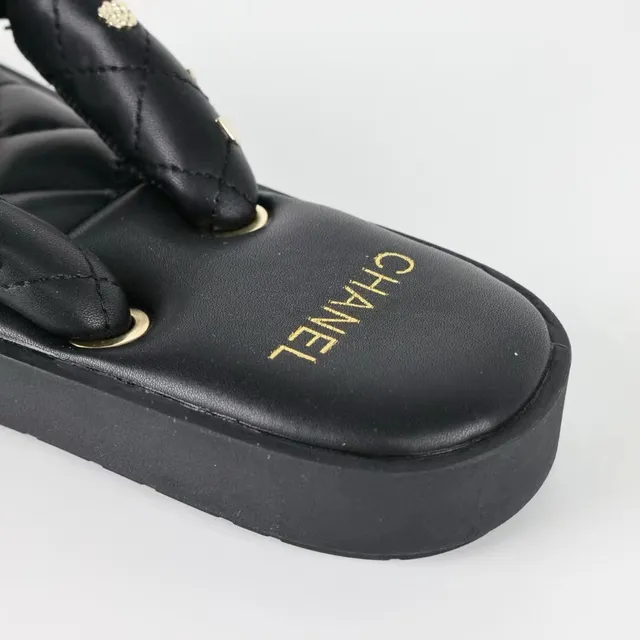 Chanel Pantoufles à plateforme noir matelassées à clous métalliques 7