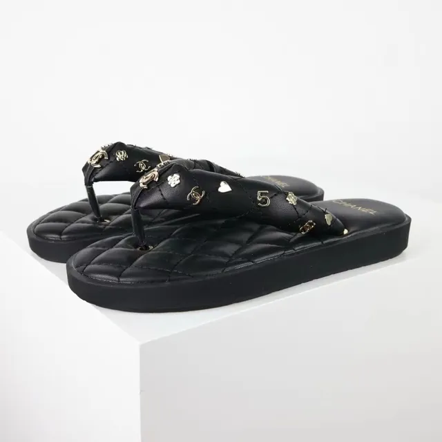 Chanel Pantoufles à plateforme noir matelassées à clous métalliques 9