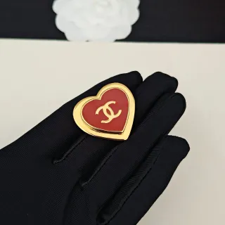 Chanel Broche de Oro Rojo en Forma de Corazón Relleno de Esmalte