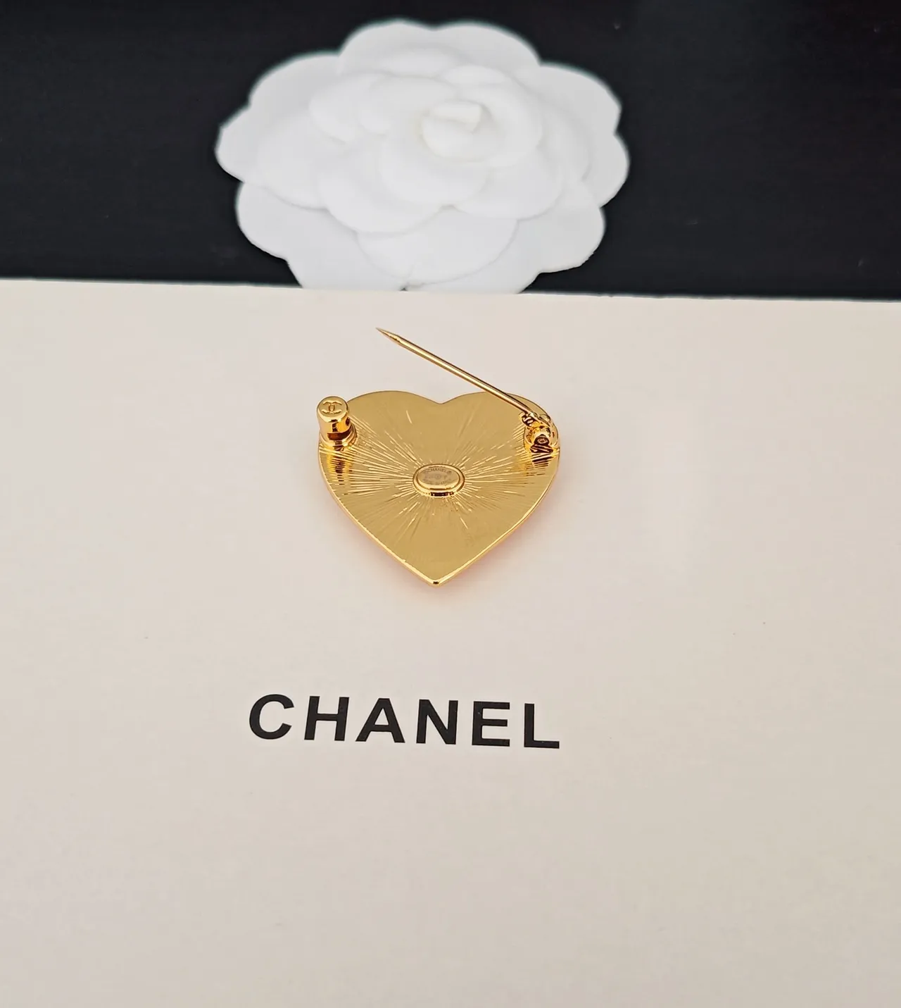 Chanel Broche Vermelho Dourado em Forma de Coração Recheado de Esmalte 2