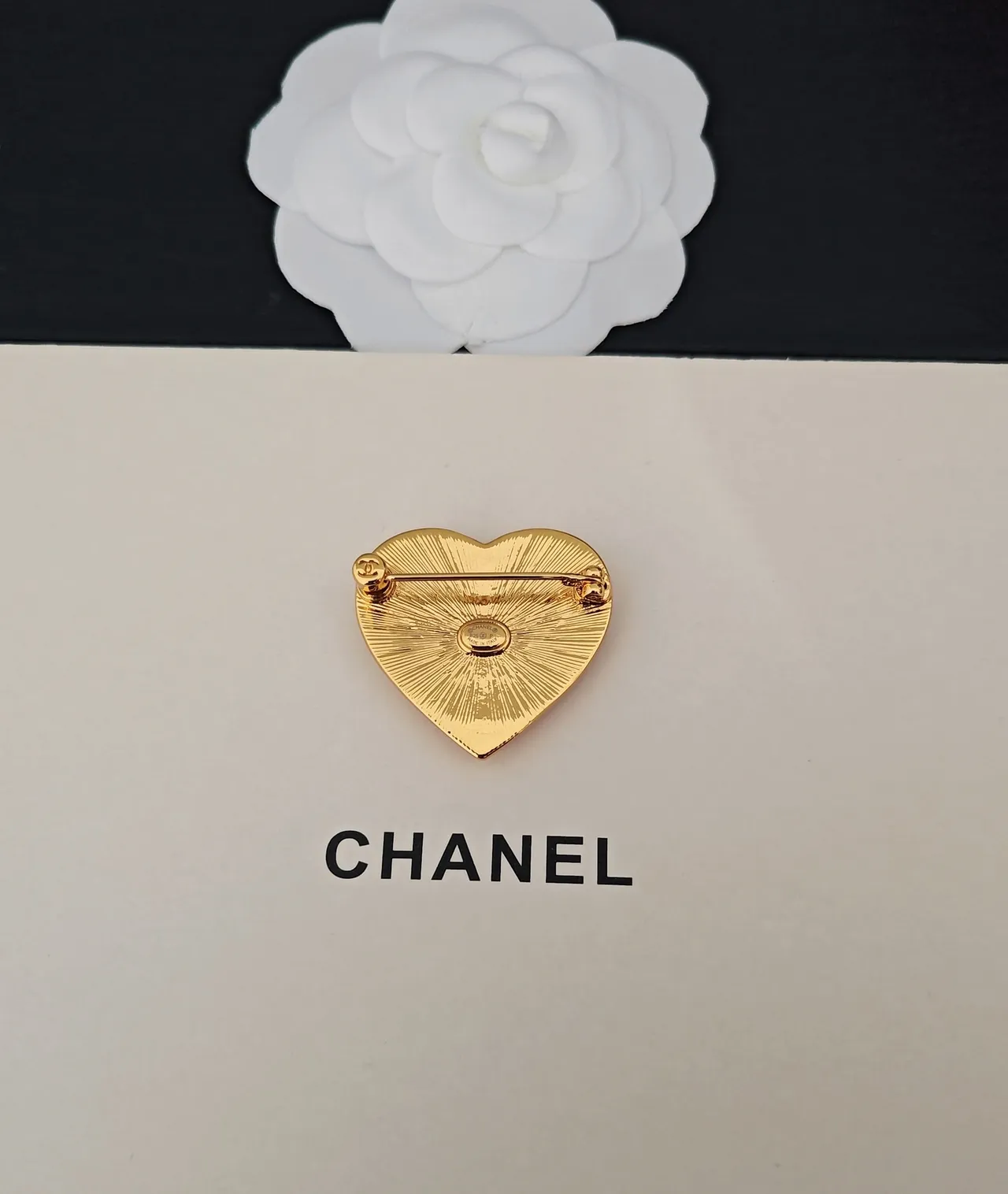 Chanel Broche Vermelho Dourado em Forma de Coração Recheado de Esmalte 3