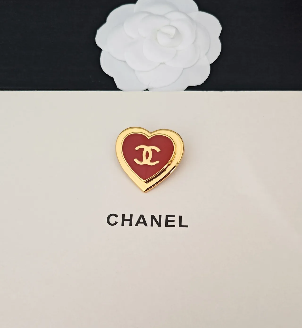 Chanel Broche Vermelho Dourado em Forma de Coração Recheado de Esmalte 4