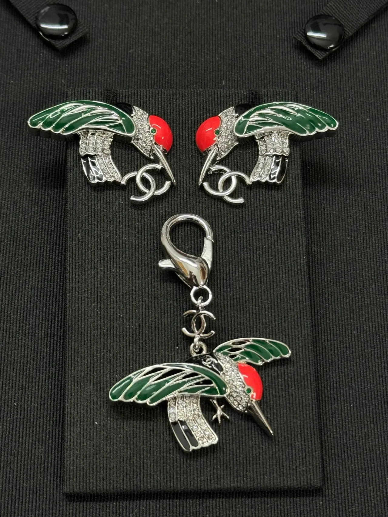 Chanel Brincos com motivo de pássaro em esmalte vermelho e verde, detalhe pavé de cristais 2