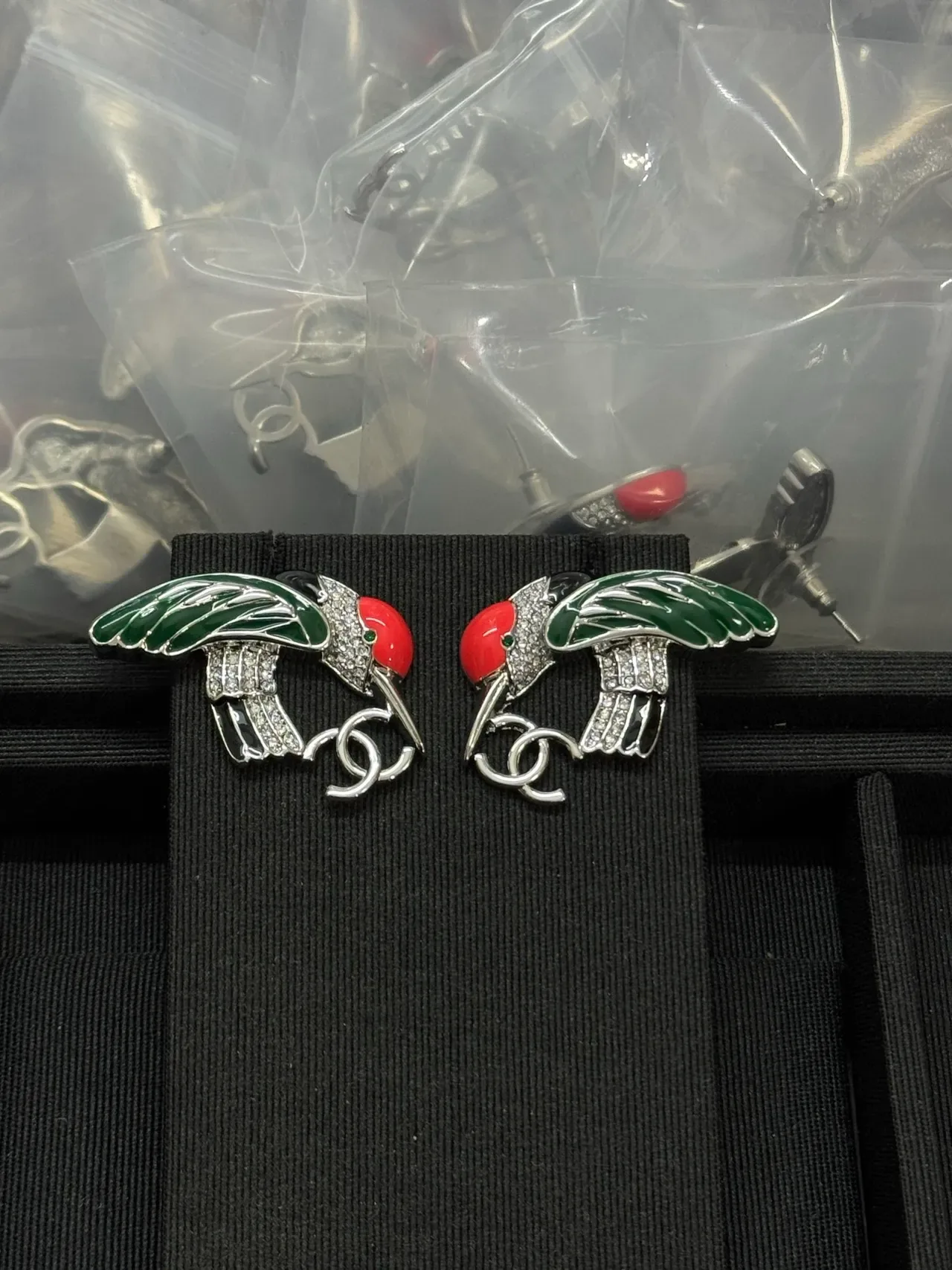 Chanel Brincos com motivo de pássaro em esmalte vermelho e verde, detalhe pavé de cristais 3