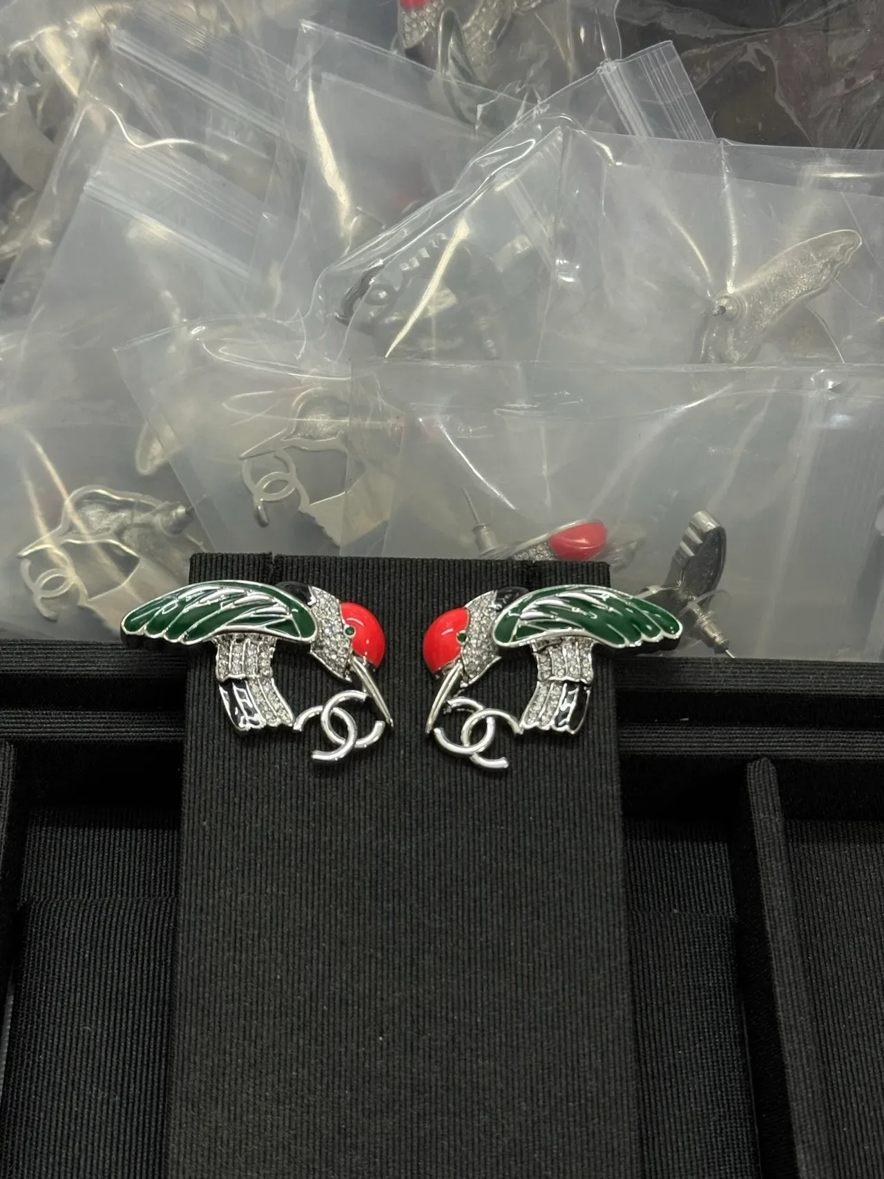 Chanel Brincos com motivo de pássaro em esmalte vermelho e verde, detalhe pavé de cristais 4