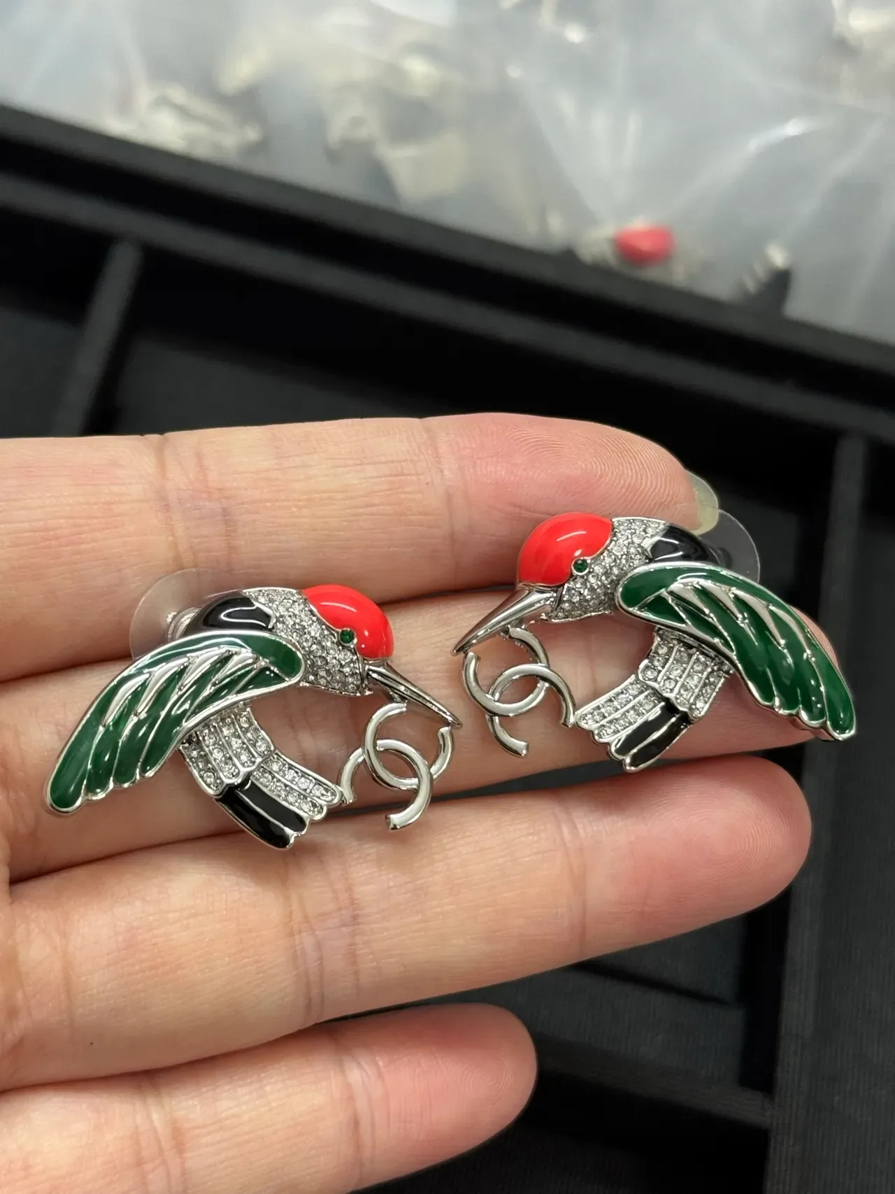 Chanel Brincos com motivo de pássaro em esmalte vermelho e verde, detalhe pavé de cristais 5
