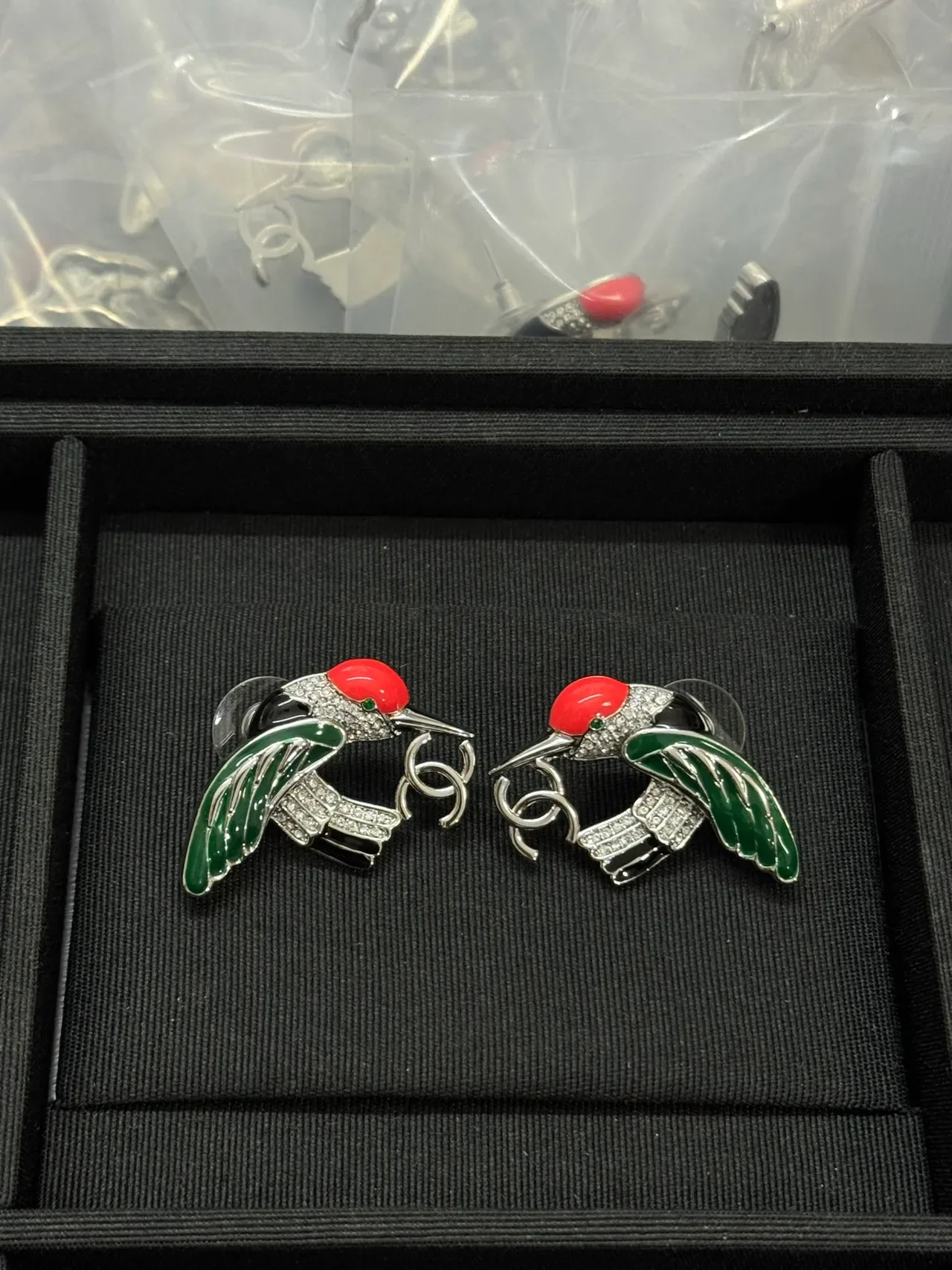 Chanel Brincos com motivo de pássaro em esmalte vermelho e verde, detalhe pavé de cristais 6