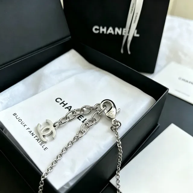 Chanel Pulseira Motivo Estrela Esmalte Branco e Corrente de Tono Prateado 2