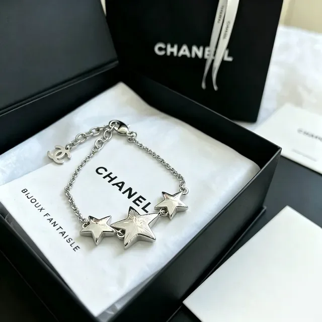 Chanel Pulseira Motivo Estrela Esmalte Branco e Corrente de Tono Prateado 3