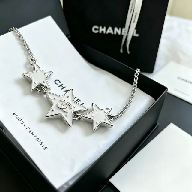 Chanel Pulseira Motivo Estrela Esmalte Branco e Corrente de Tono Prateado 4