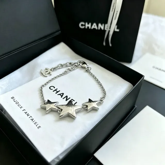Chanel Pulseira Motivo Estrela Esmalte Branco e Corrente de Tono Prateado 5