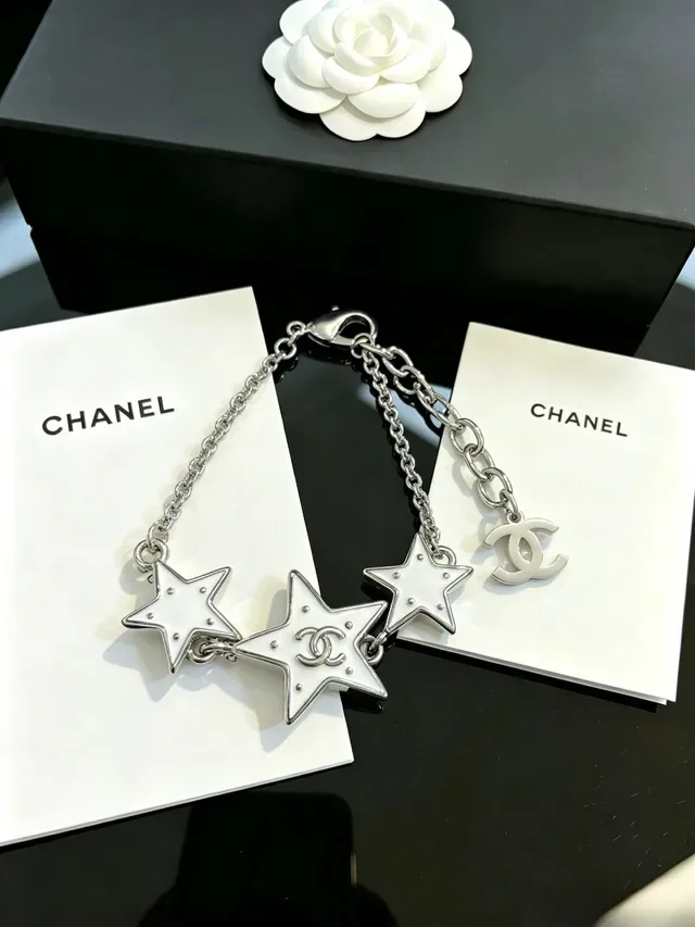 Chanel Pulseira Motivo Estrela Esmalte Branco e Corrente de Tono Prateado 7
