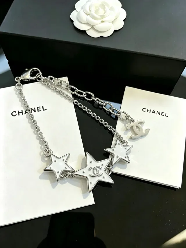 Chanel Pulseira Motivo Estrela Esmalte Branco e Corrente de Tono Prateado 8