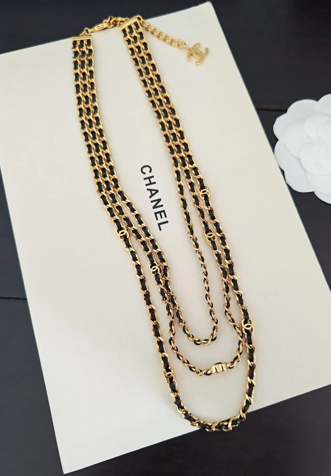 Chanel Chaîne Triple Dorée et Collier Cuir Noir 2