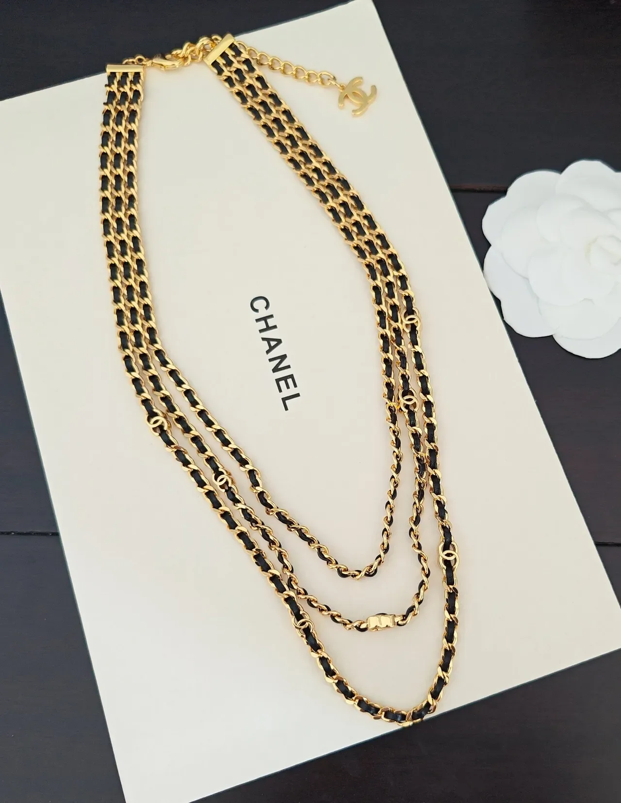 Chanel Chaîne Triple Dorée et Collier Cuir Noir 3