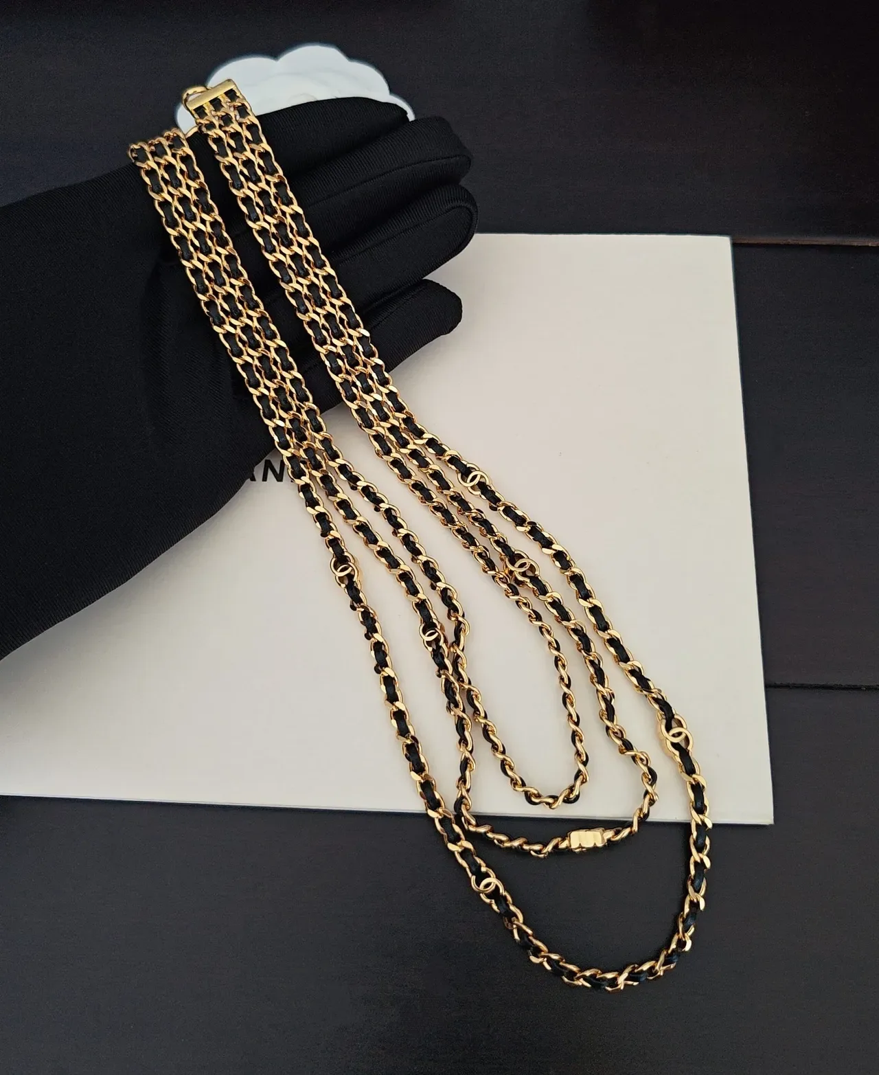 Chanel Chaîne Triple Dorée et Collier Cuir Noir 4