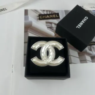 Chanel সাদা রূপালি Interlocking CC Logo পার্ল-ইফেক্ট সেন্টার ব্রোচ