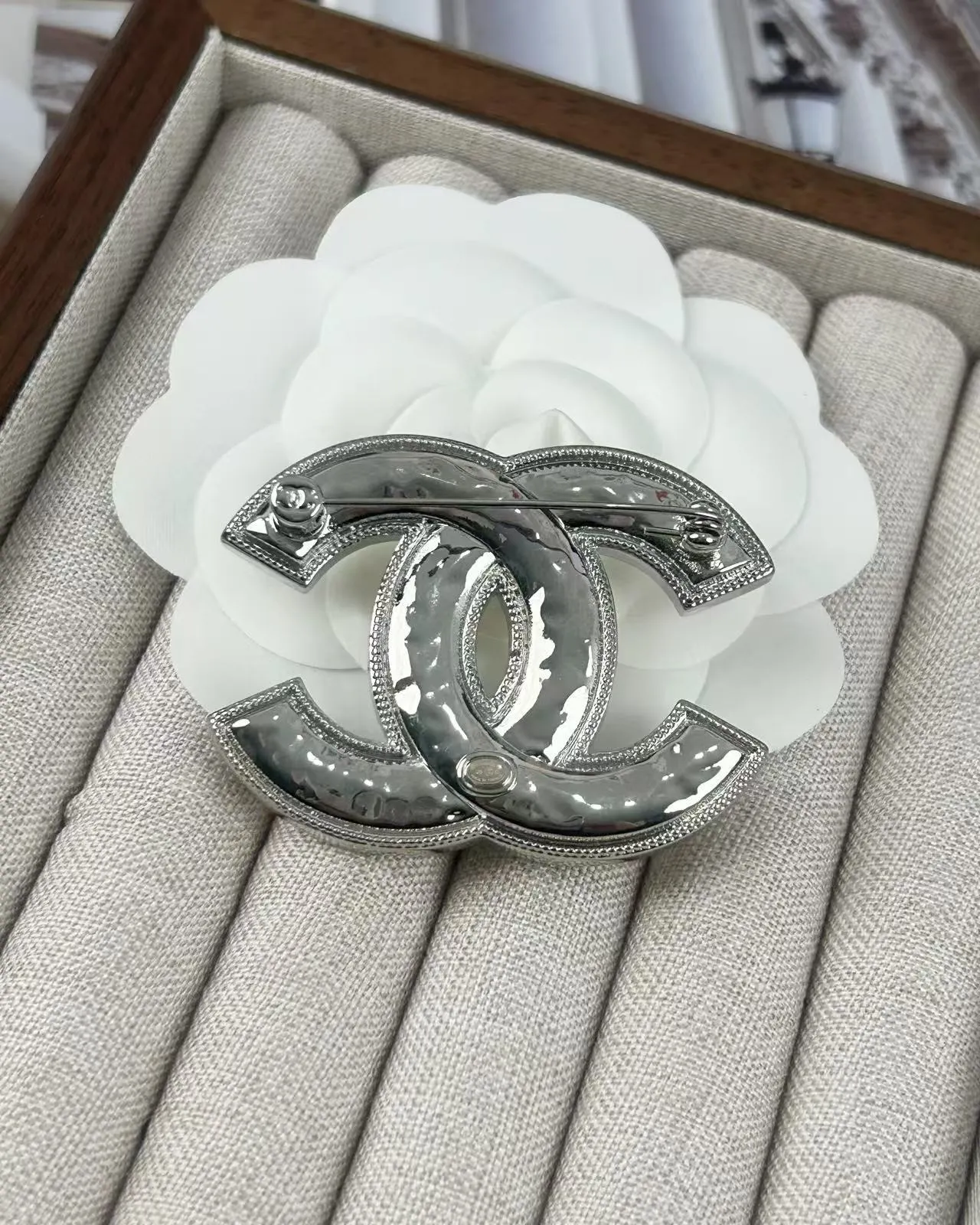 Chanel White Silver Interlocking CC Logo Pearl-Effect Center Brooch 2