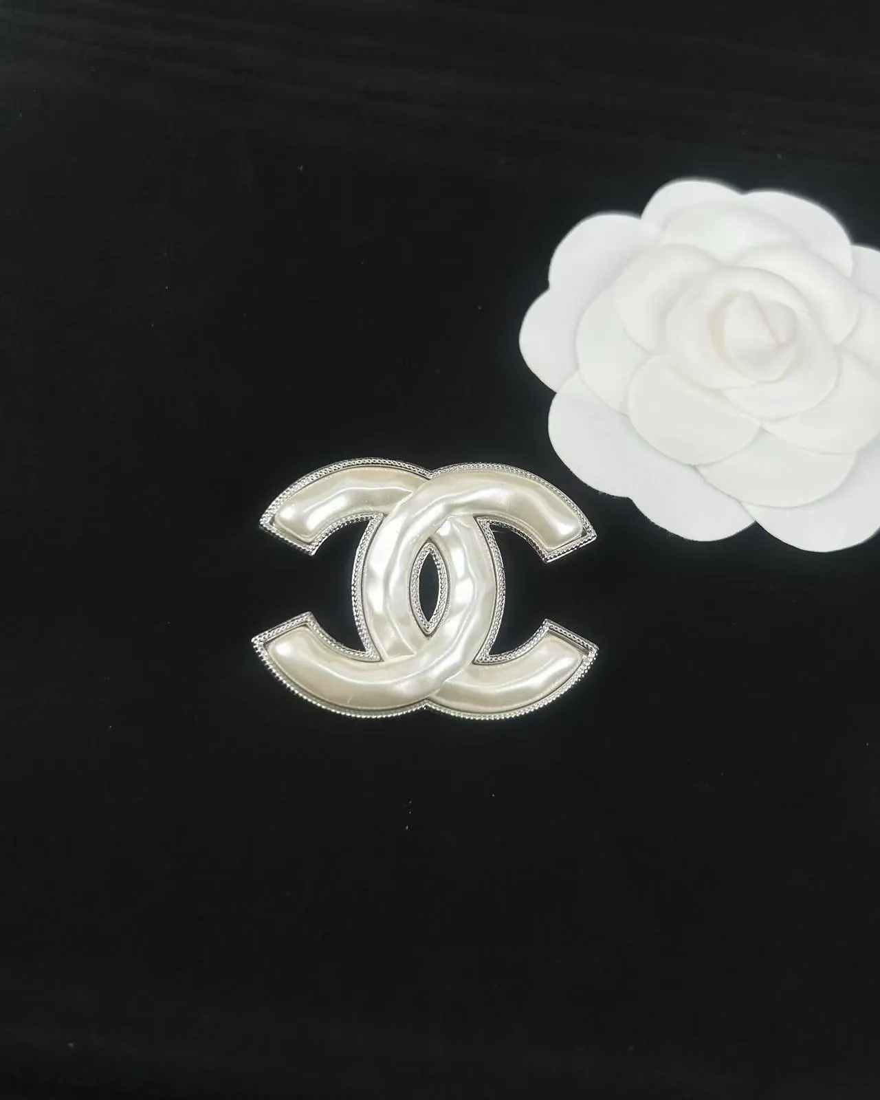 Chanel White Silver Interlocking CC Logo Pearl-Effect Center Brooch 3