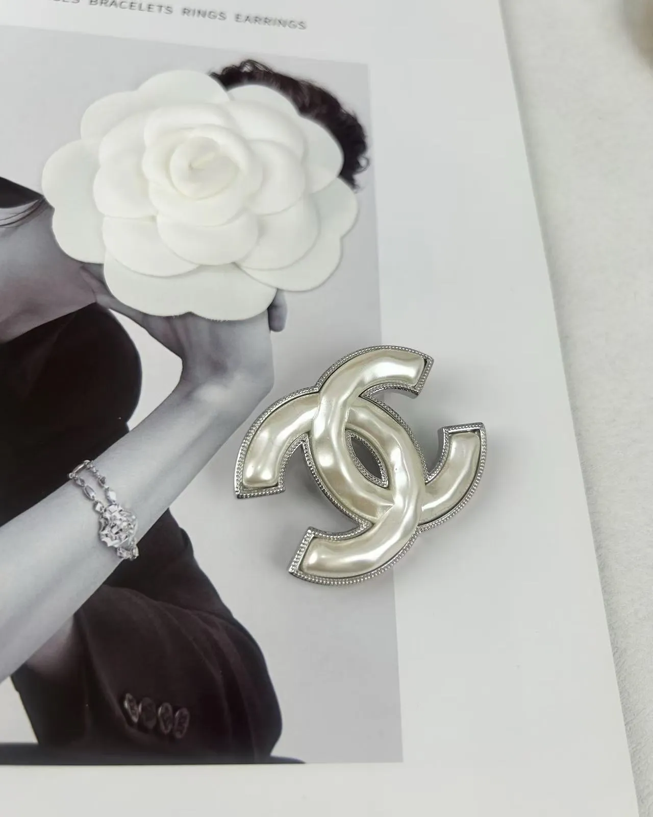 Chanel White Silver Interlocking CC Logo Pearl-Effect Center Brooch 4