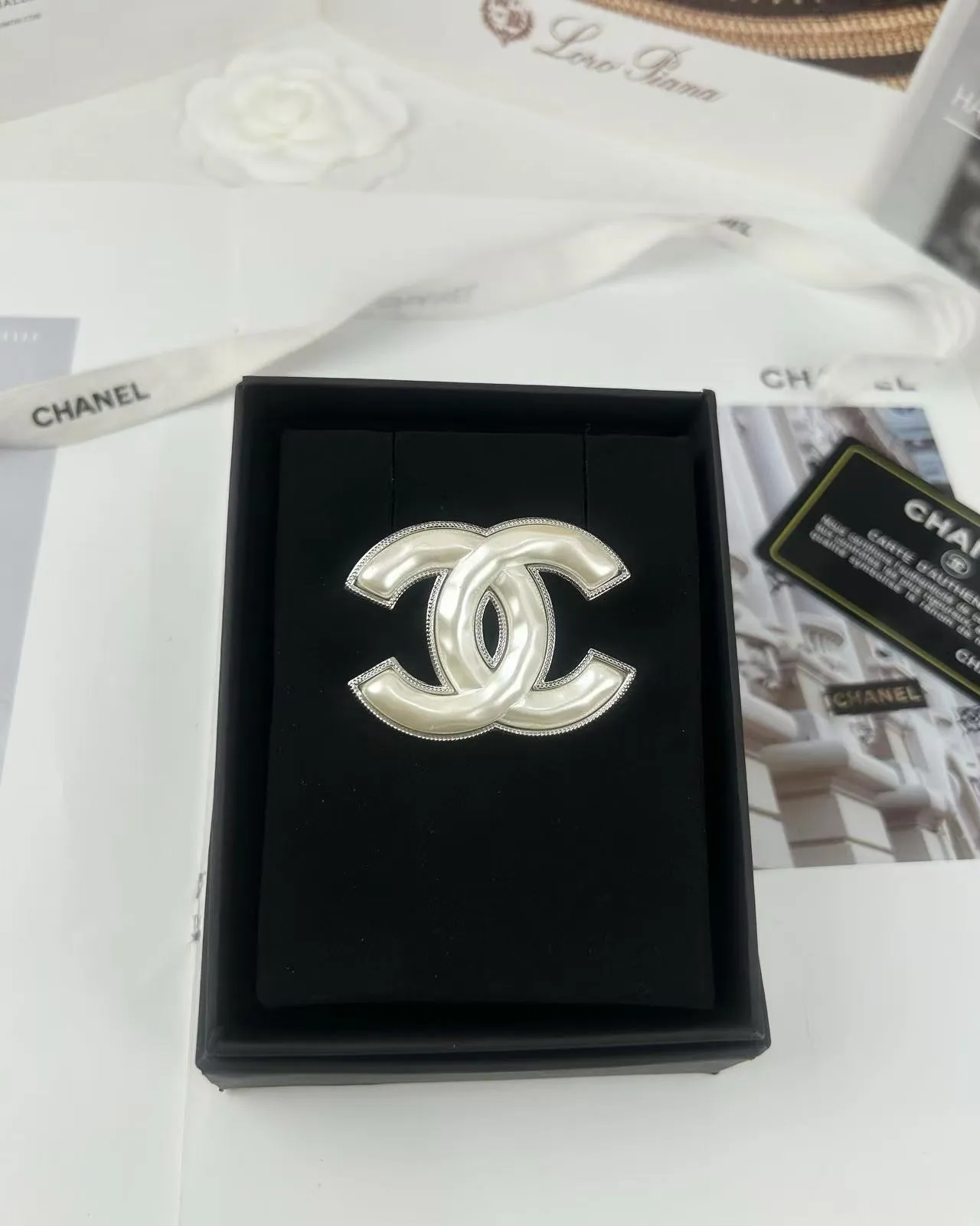 Chanel White Silver Interlocking CC Logo Pearl-Effect Center Brooch 5