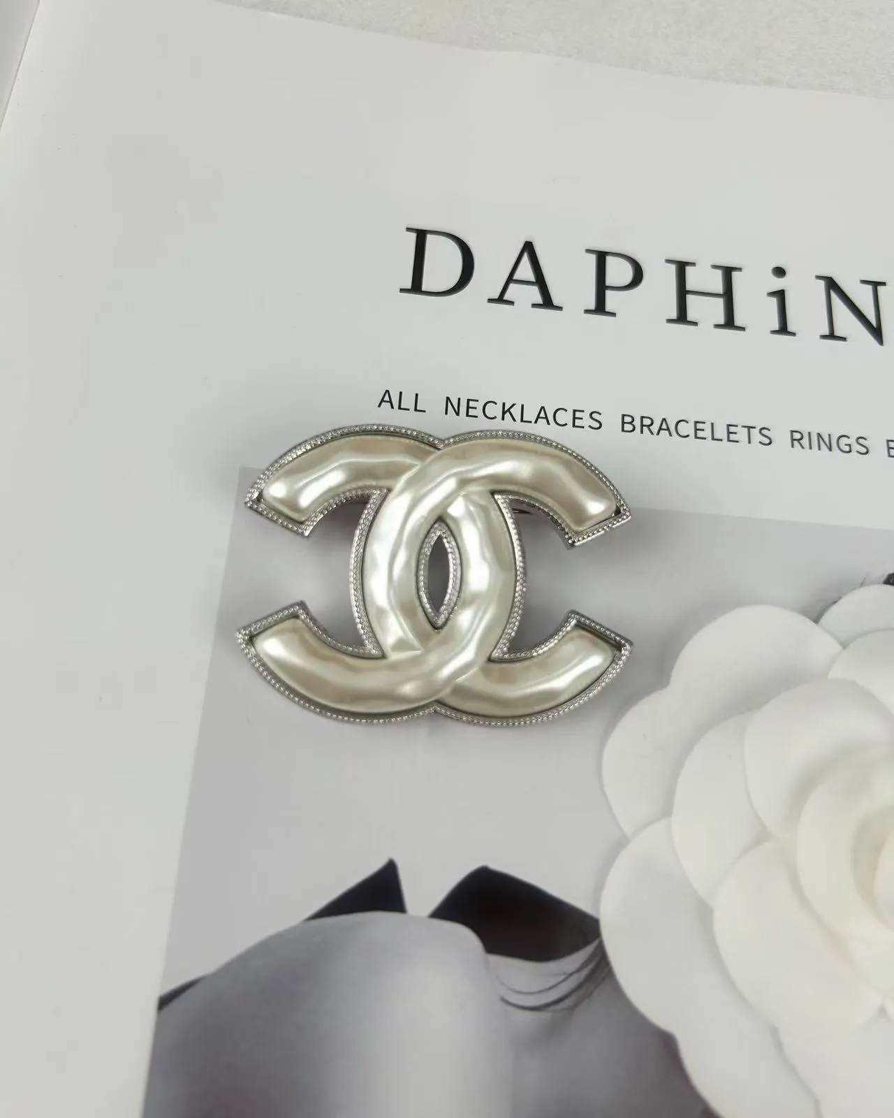 Chanel White Silver Interlocking CC Logo Pearl-Effect Center Brooch 6