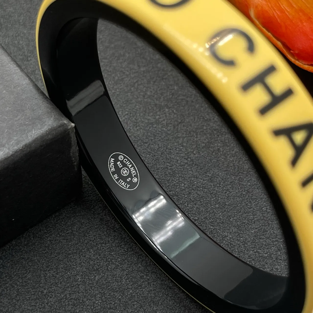 Chanel Jaune Noir Gravé avec logo Finition émail Bracelet 3