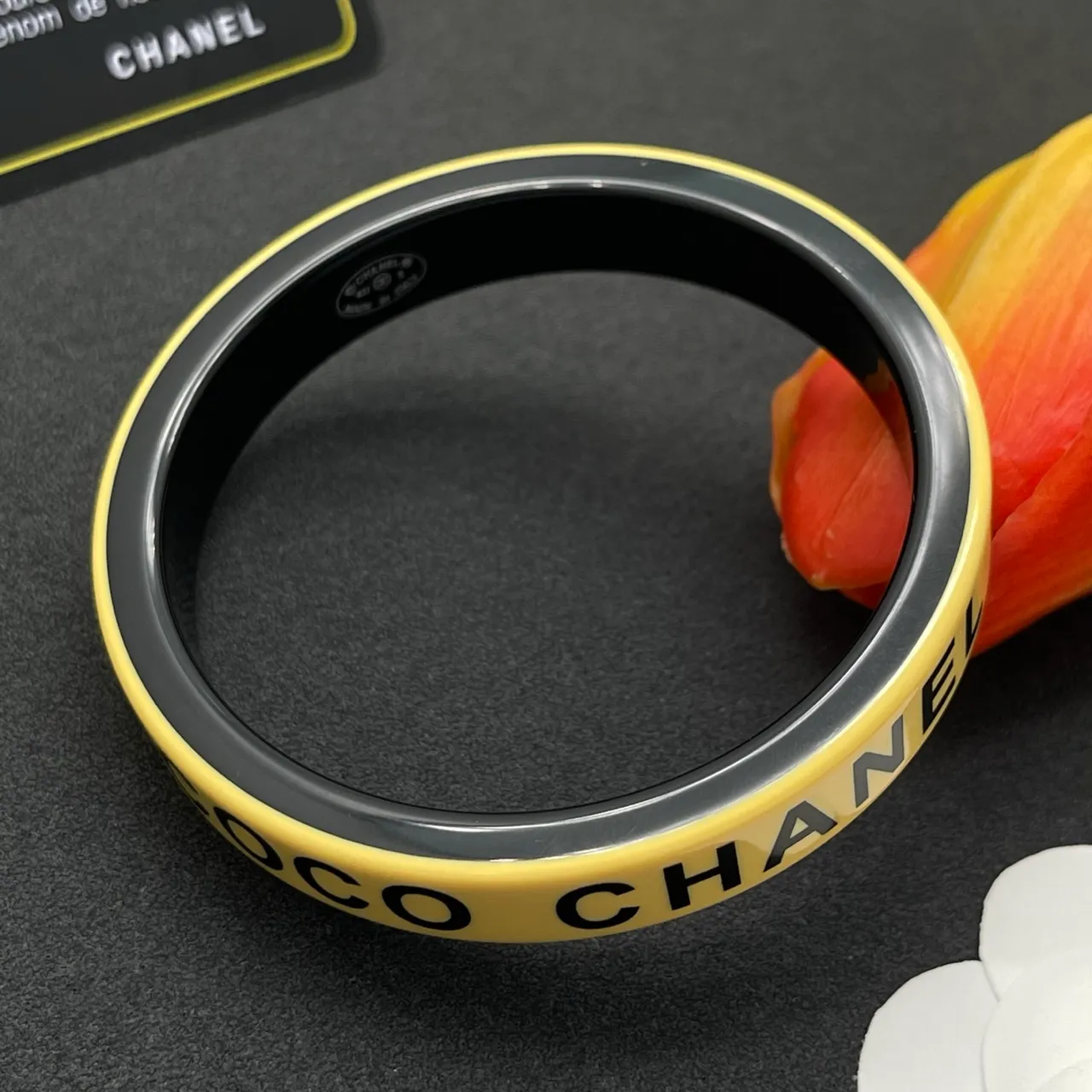 Chanel Jaune Noir Gravé avec logo Finition émail Bracelet 4