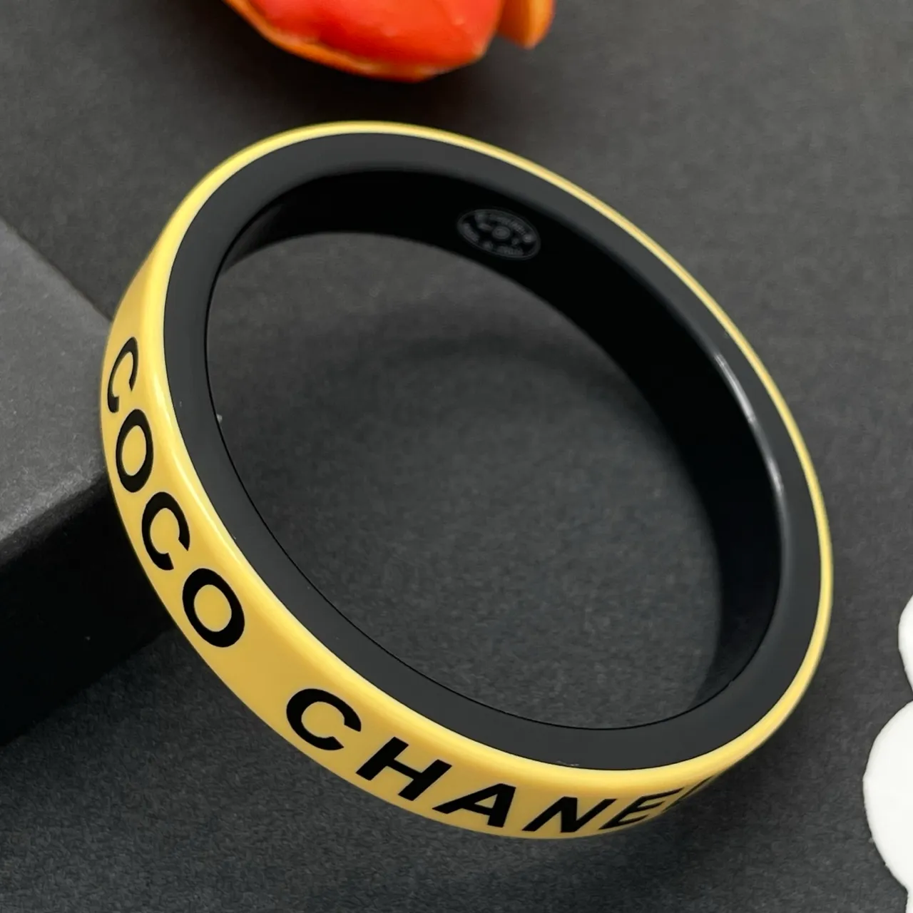 Chanel Jaune Noir Gravé avec logo Finition émail Bracelet 5