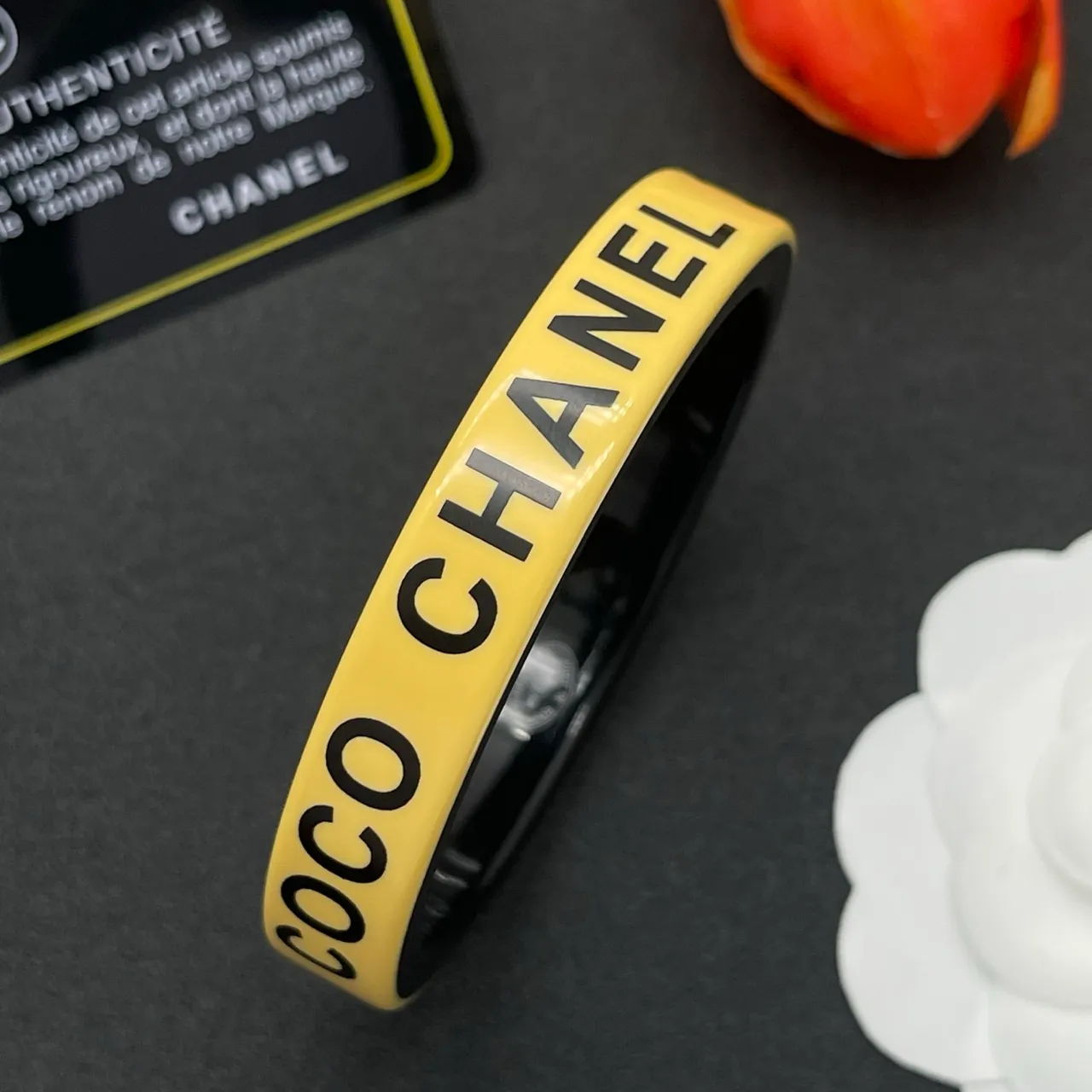 Chanel Jaune Noir Gravé avec logo Finition émail Bracelet 6