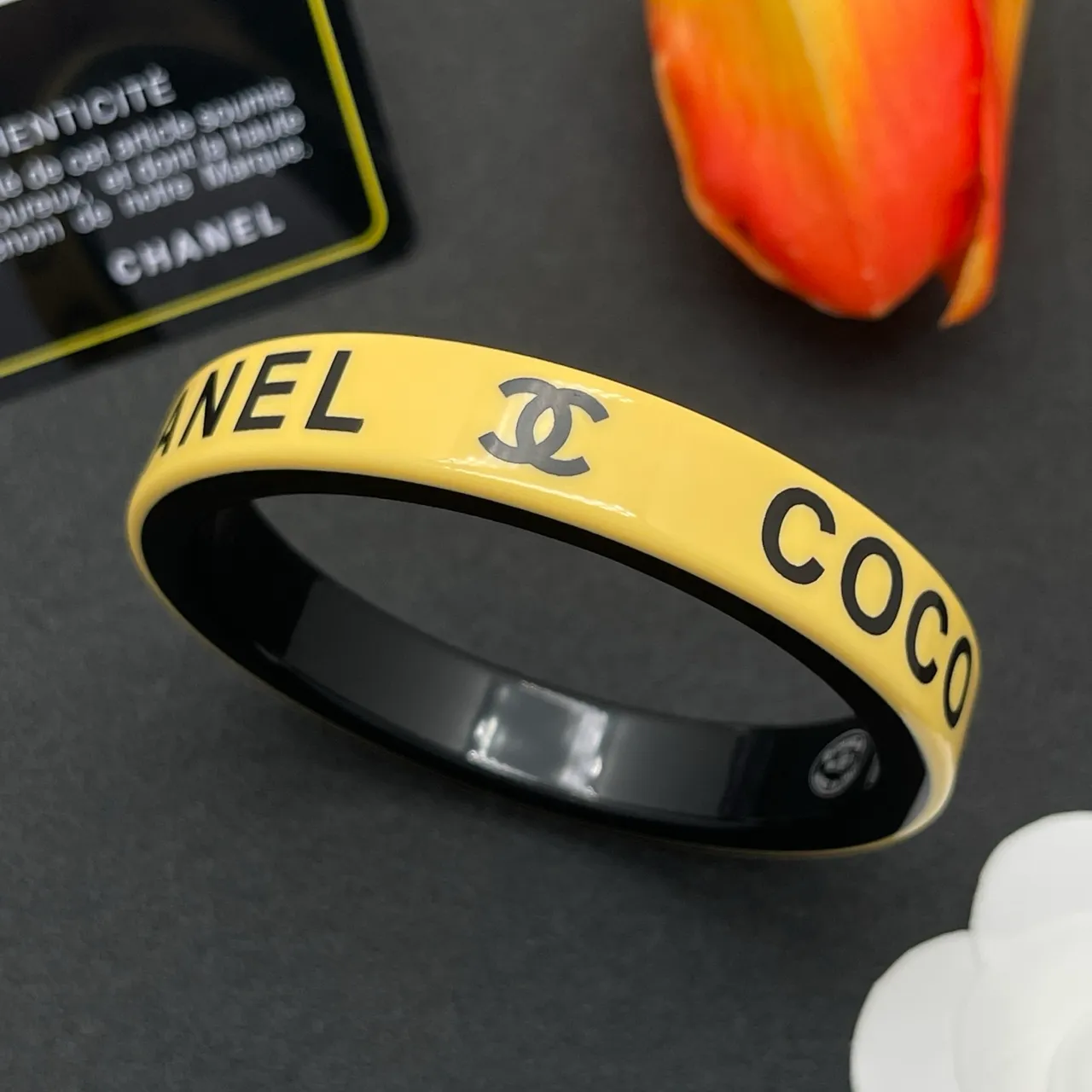 Chanel Jaune Noir Gravé avec logo Finition émail Bracelet 7