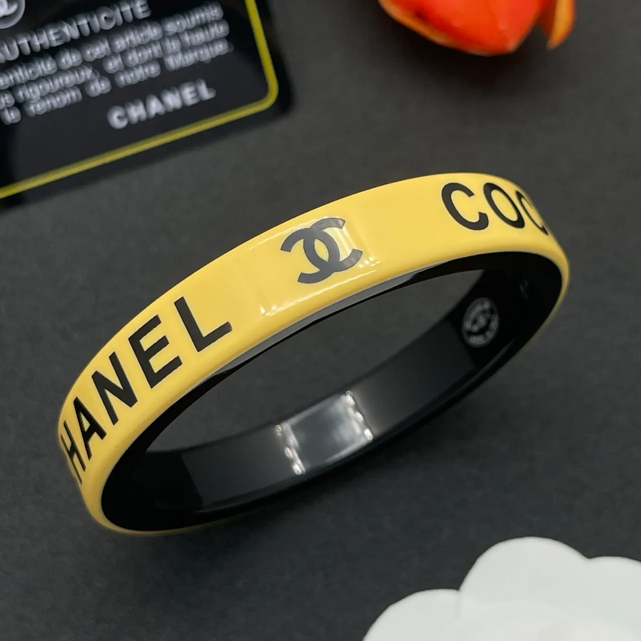 Chanel Jaune Noir Gravé avec logo Finition émail Bracelet 8