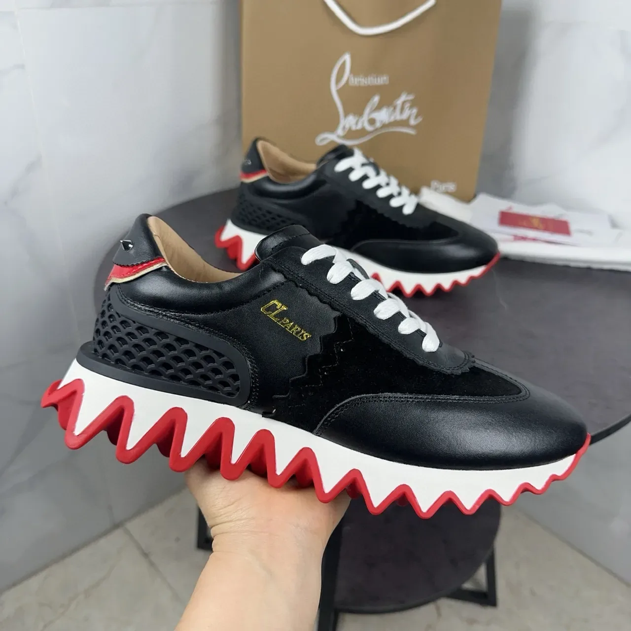 Christian Louboutin কালো লাল চামড়া এবং সুয়েড হাইব্রিড উপর স্ক্যালপড কলার ডিটেল লাইফস্টাইল স্নিকার 2
