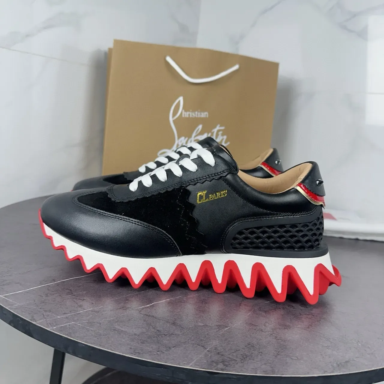 Christian Louboutin কালো লাল চামড়া এবং সুয়েড হাইব্রিড উপর স্ক্যালপড কলার ডিটেল লাইফস্টাইল স্নিকার 3