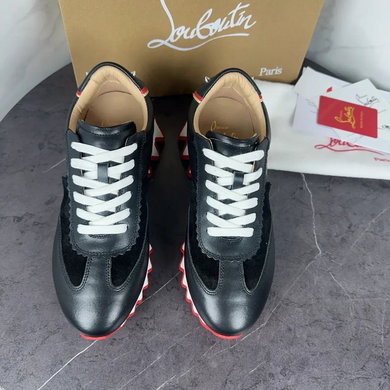 Christian Louboutin কালো লাল চামড়া এবং সুয়েড হাইব্রিড উপর স্ক্যালপড কলার ডিটেল লাইফস্টাইল স্নিকার 4