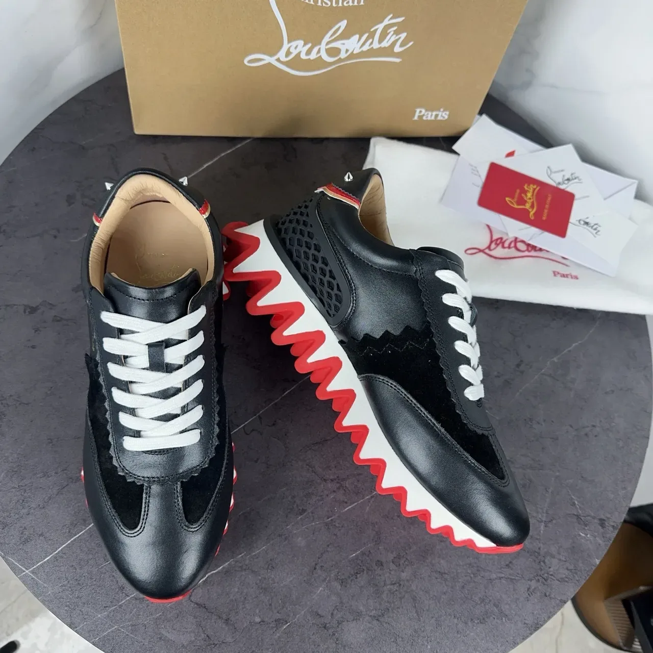 Christian Louboutin কালো লাল চামড়া এবং সুয়েড হাইব্রিড উপর স্ক্যালপড কলার ডিটেল লাইফস্টাইল স্নিকার 5