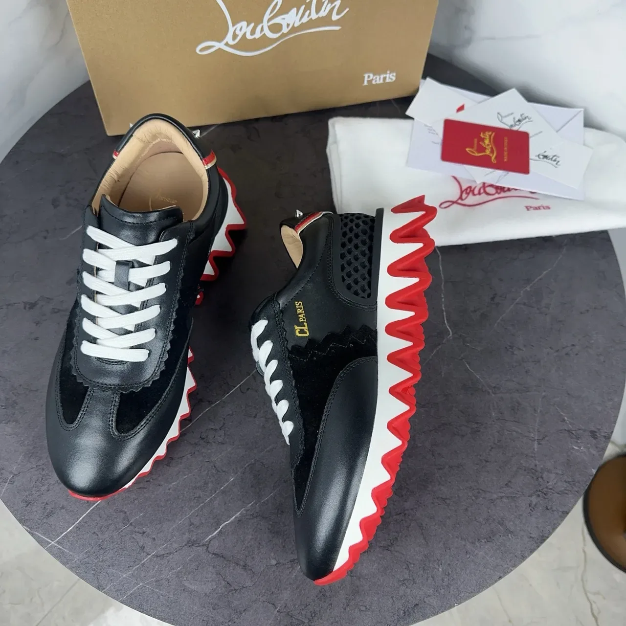 Christian Louboutin কালো লাল চামড়া এবং সুয়েড হাইব্রিড উপর স্ক্যালপড কলার ডিটেল লাইফস্টাইল স্নিকার 6