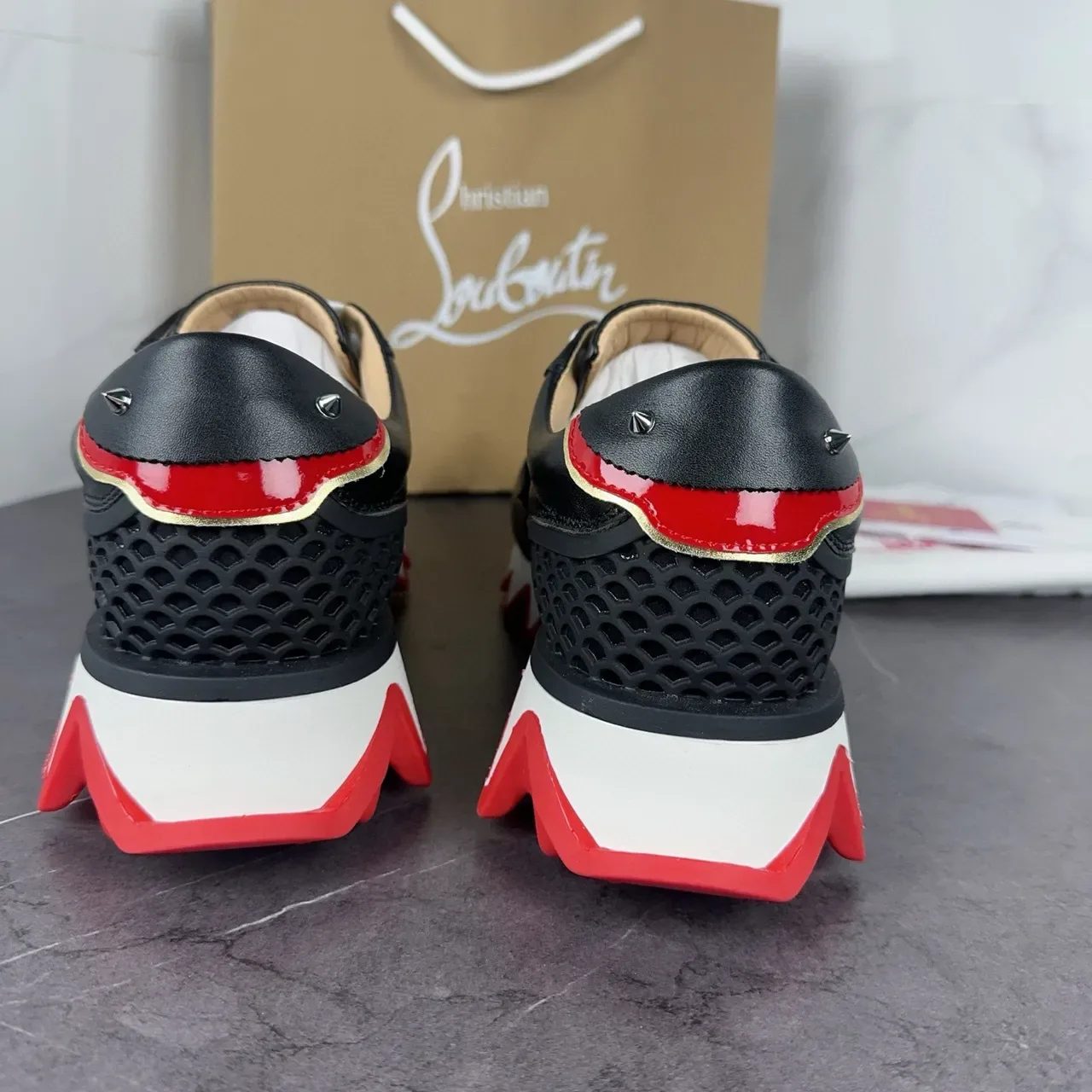 Christian Louboutin কালো লাল চামড়া এবং সুয়েড হাইব্রিড উপর স্ক্যালপড কলার ডিটেল লাইফস্টাইল স্নিকার 7