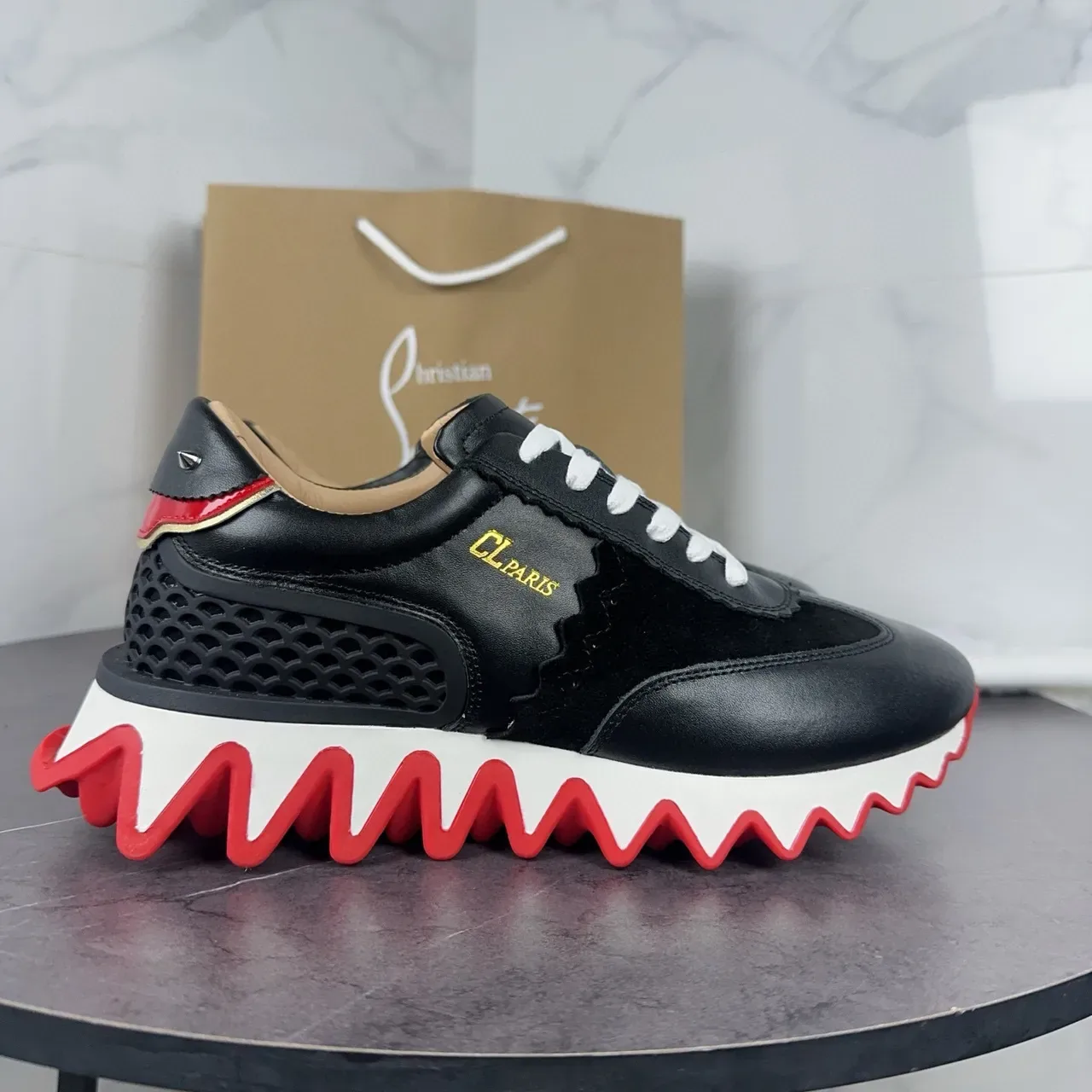 Christian Louboutin কালো লাল চামড়া এবং সুয়েড হাইব্রিড উপর স্ক্যালপড কলার ডিটেল লাইফস্টাইল স্নিকার 8