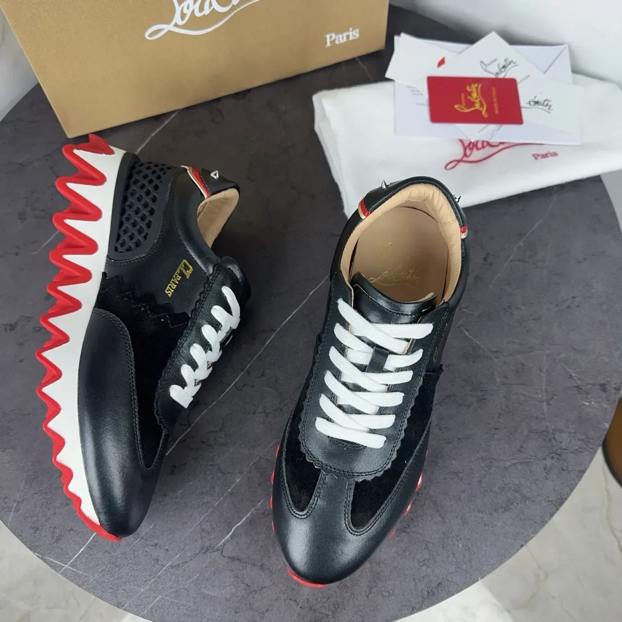 Christian Louboutin কালো লাল চামড়া এবং সুয়েড হাইব্রিড উপর স্ক্যালপড কলার ডিটেল লাইফস্টাইল স্নিকার 9