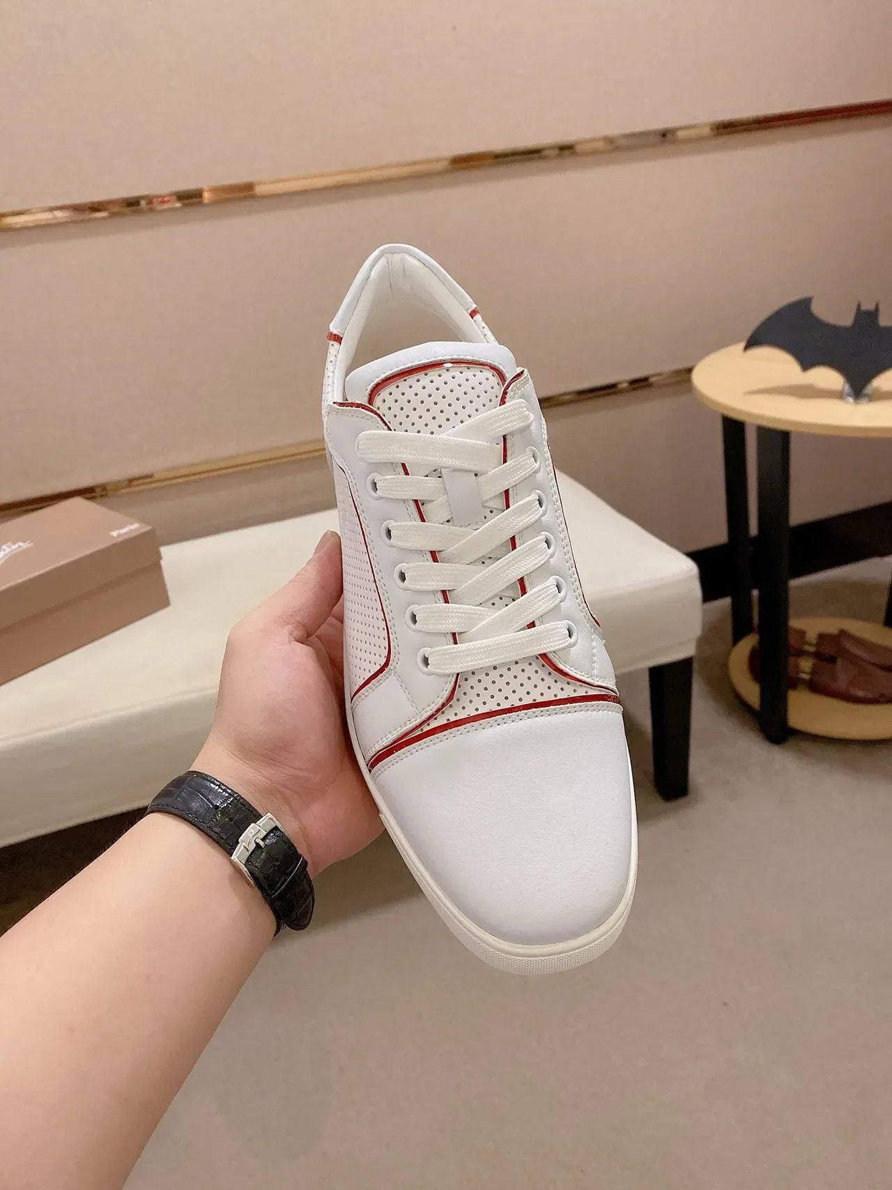 Christian Louboutin Louis Junior Blanc Rouge Cuir Perforé Brillant Capuchon de Talon Sneakers Lifestyle 2
