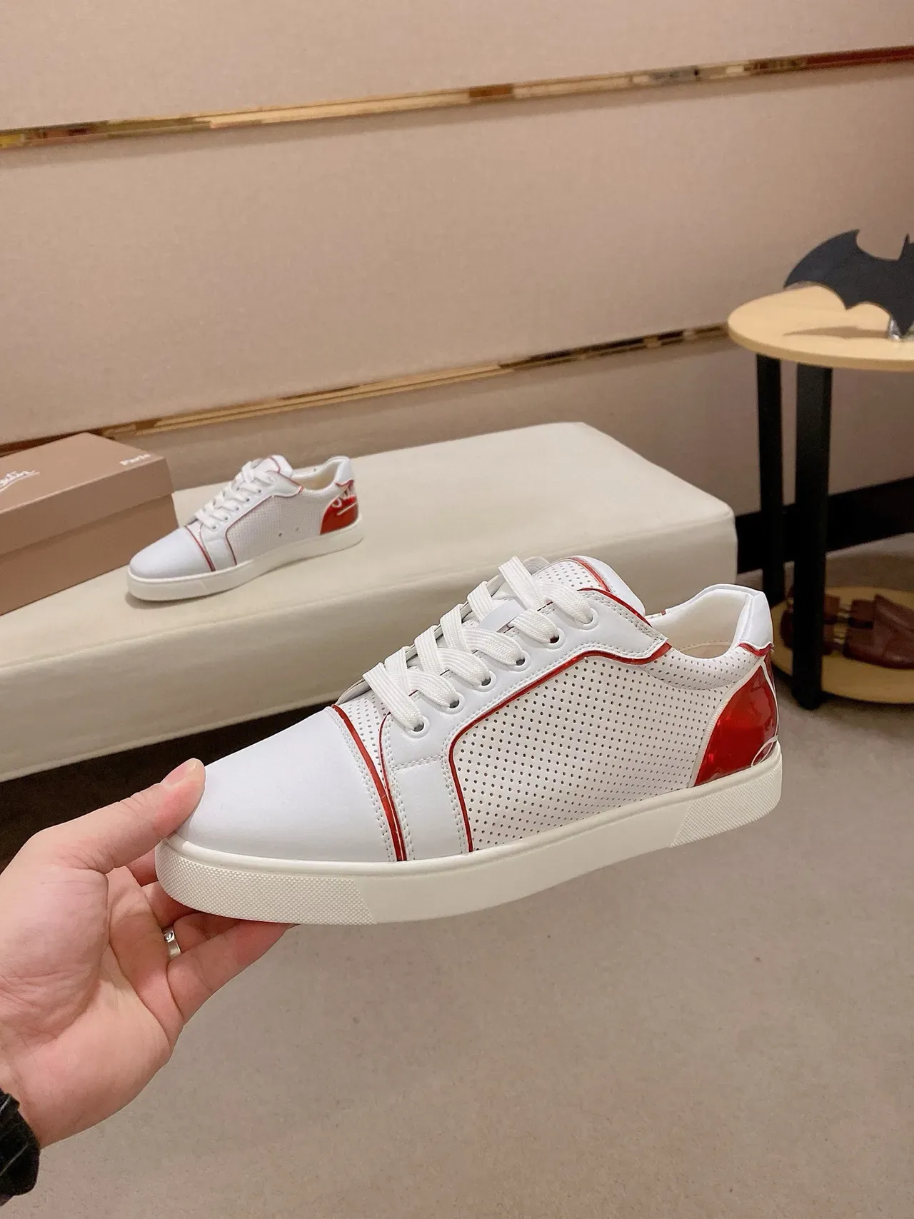 Christian Louboutin Louis Junior Blanc Rouge Cuir Perforé Brillant Capuchon de Talon Sneakers Lifestyle 3