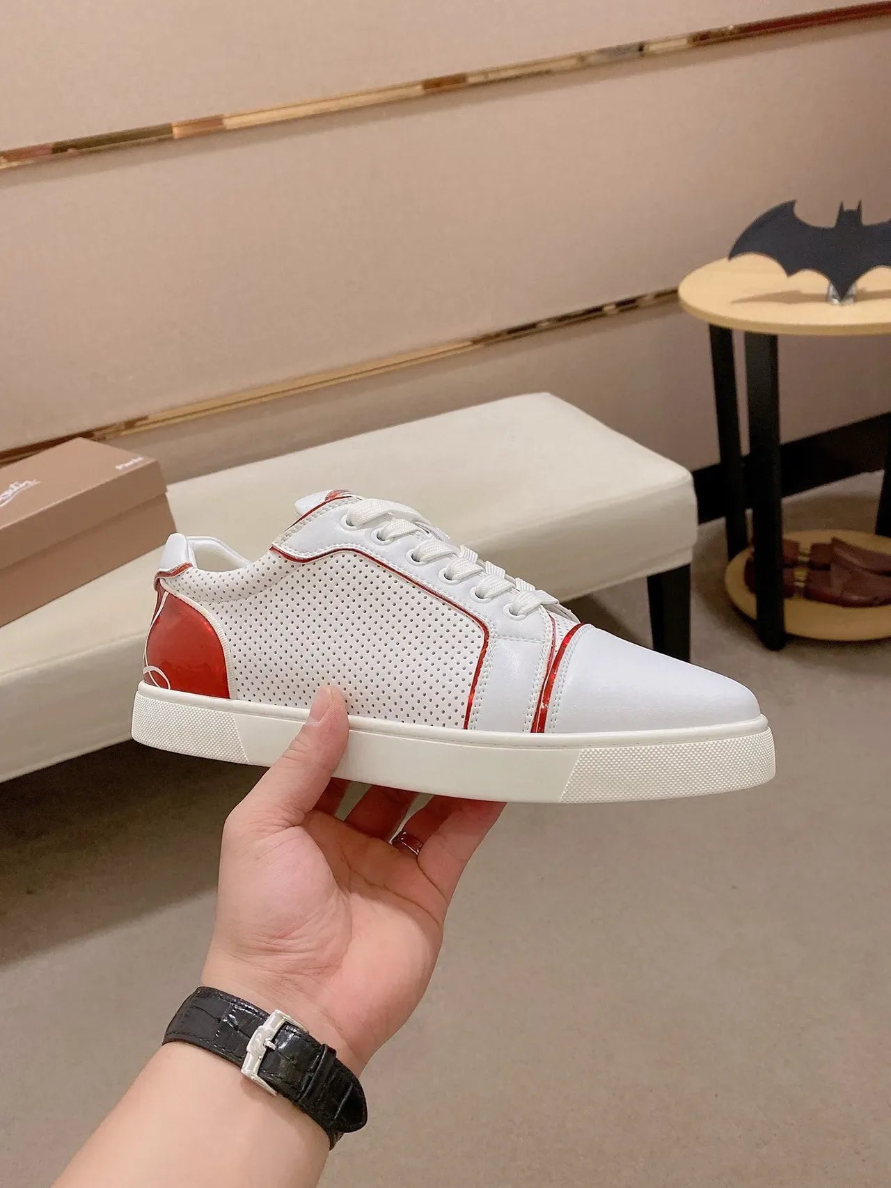 Christian Louboutin Louis Junior Blanc Rouge Cuir Perforé Brillant Capuchon de Talon Sneakers Lifestyle 4
