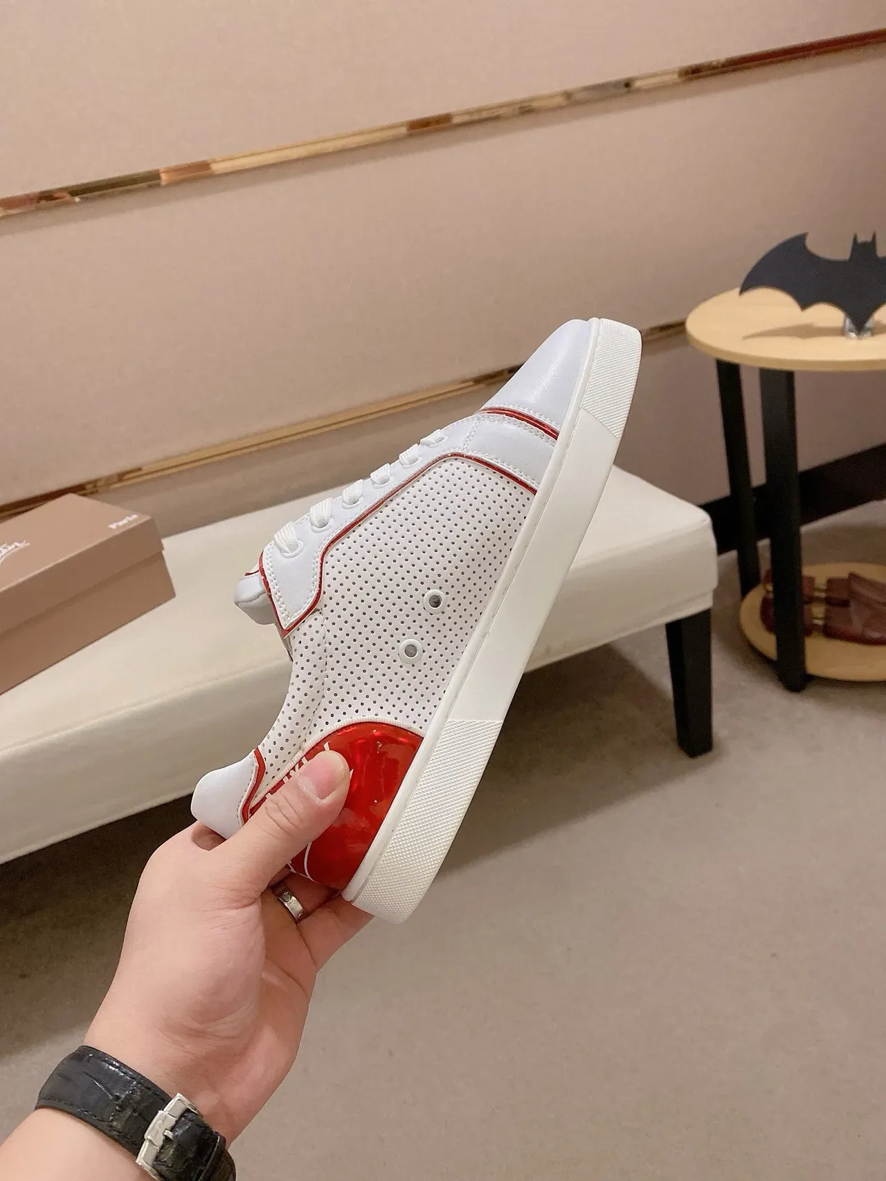Christian Louboutin Louis Junior Blanc Rouge Cuir Perforé Brillant Capuchon de Talon Sneakers Lifestyle 5
