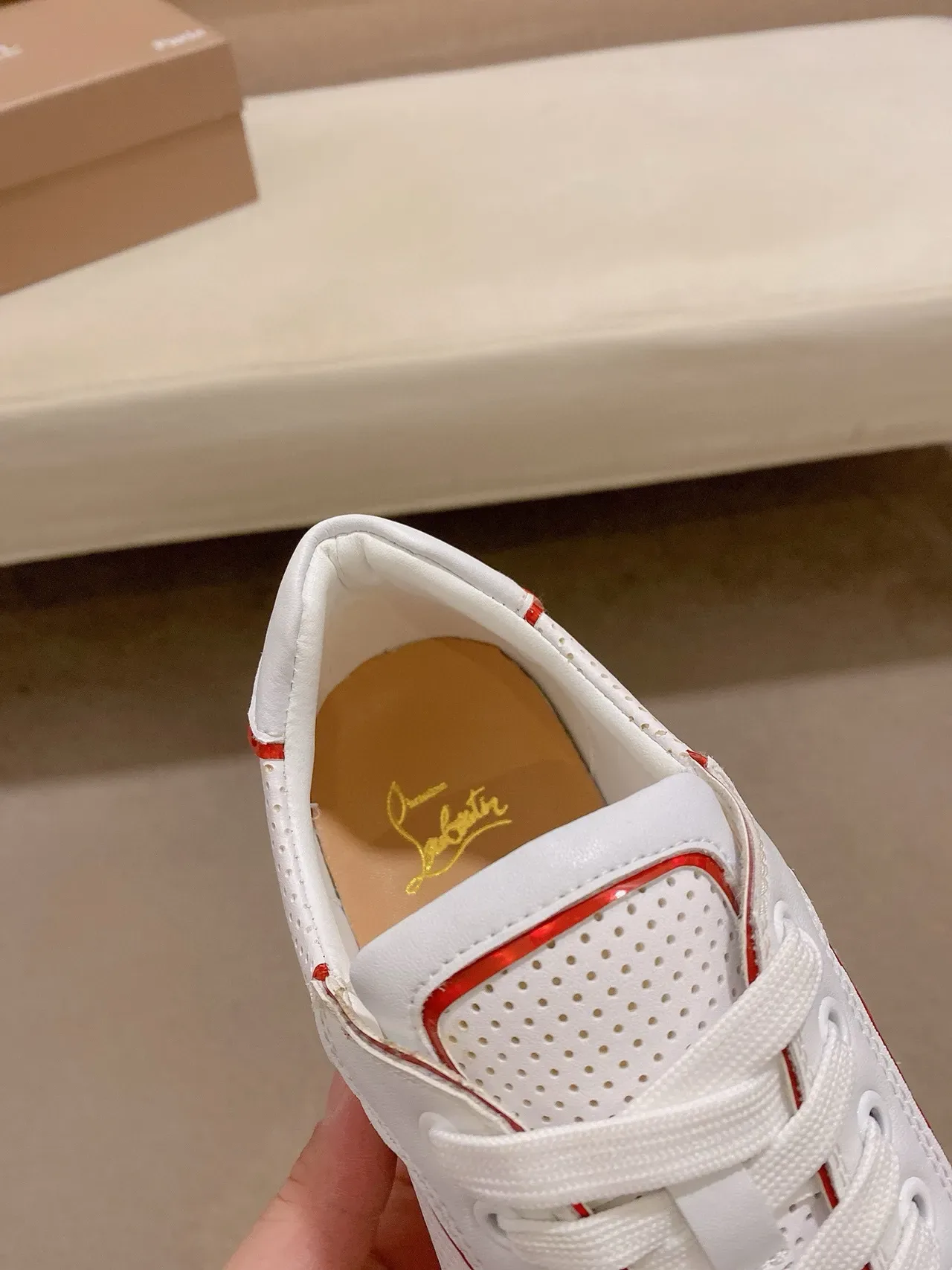 Christian Louboutin Louis Junior Blanc Rouge Cuir Perforé Brillant Capuchon de Talon Sneakers Lifestyle 6